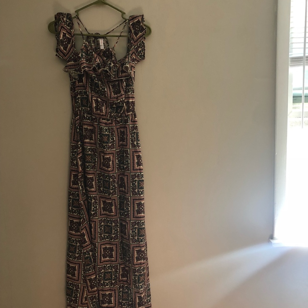 NWOT Gorgeous maxi dress with cold shoulder detail